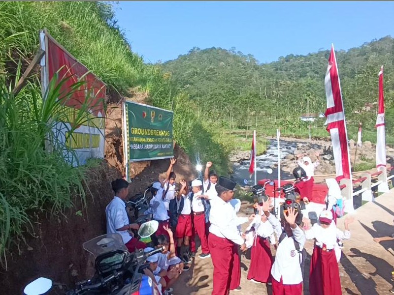 Mengunjungi Jembatan Penghubung